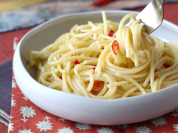 Spaghetti aglio, olio dan peperoncino: hidangan tradisi Italia di menit-menit terakhir - Persiapan langkah 8
