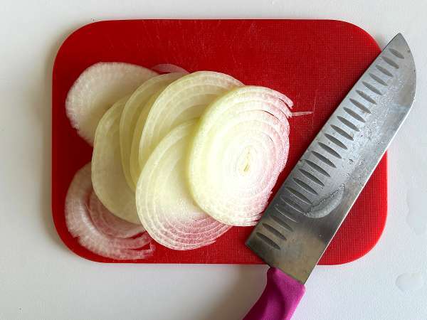 Keripik bawang bombay dan parmesan buatan sendiri yang super renyah - Persiapan langkah 1