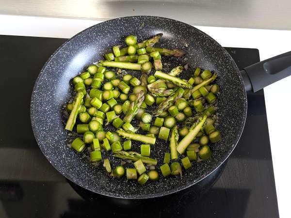 Pasta asparagus dan bacon yang lembut: resep yang mudah dan lezat - Persiapan langkah 2