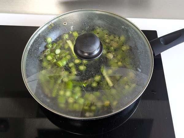 Pasta asparagus dan bacon yang lembut: resep yang mudah dan lezat - Persiapan langkah 3