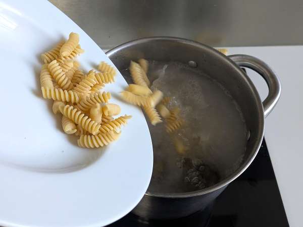 Pasta asparagus dan bacon yang lembut: resep yang mudah dan lezat - Persiapan langkah 6