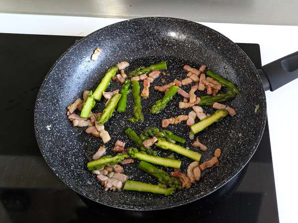 Pasta asparagus dan bacon yang lembut: resep yang mudah dan lezat - Persiapan langkah 7