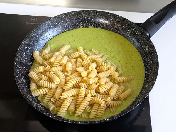 Pasta asparagus dan bacon yang lembut: resep yang mudah dan lezat - Persiapan langkah 8