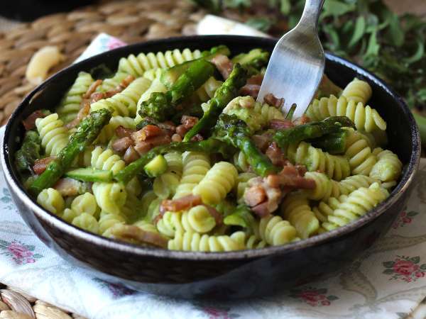 Pasta asparagus dan bacon yang lembut: resep yang mudah dan lezat - Persiapan langkah 10