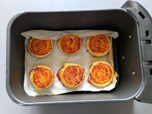 Gulungan puff pastry dalam penggorengan udara: resep cepat dan mudah - Persiapan langkah 7