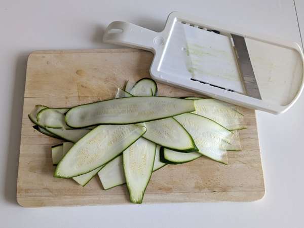 Cukini parmigiana dalam penggorengan udara: cepat, ringan, dan renyah - Persiapan langkah 1
