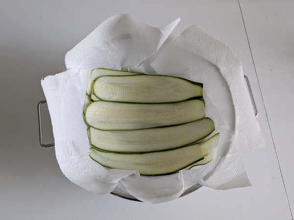 Cukini parmigiana dalam penggorengan udara: cepat, ringan, dan renyah - Persiapan langkah 2