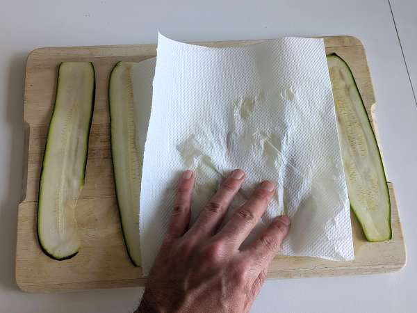 Cukini parmigiana dalam penggorengan udara: cepat, ringan, dan renyah - Persiapan langkah 4