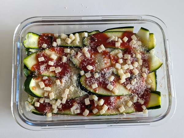 Cukini parmigiana dalam penggorengan udara: cepat, ringan, dan renyah - Persiapan langkah 7