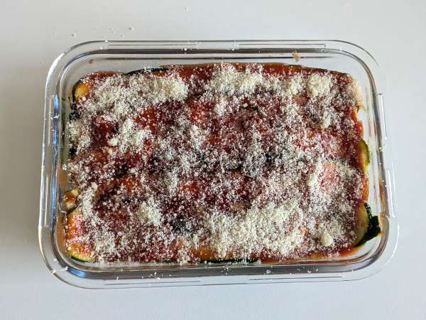 Cukini parmigiana dalam penggorengan udara: cepat, ringan, dan renyah - Persiapan langkah 8