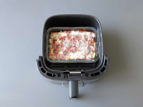 Cukini parmigiana dalam penggorengan udara: cepat, ringan, dan renyah - Persiapan langkah 9