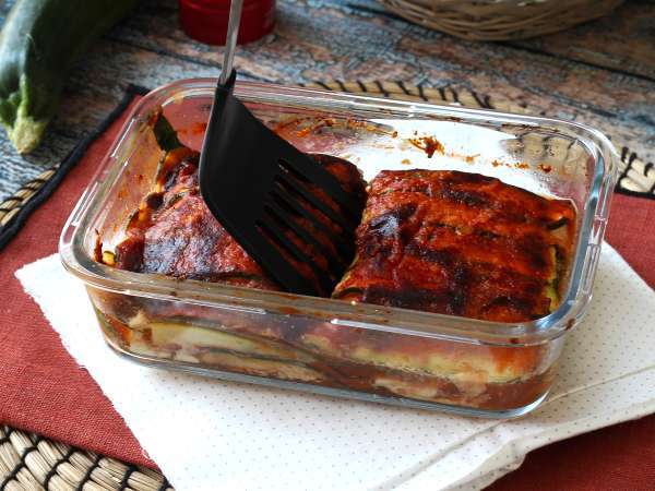 Cukini parmigiana dalam penggorengan udara: cepat, ringan, dan renyah - Persiapan langkah 10