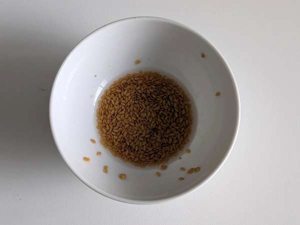 Pancake vegan lembut dengan telur rami: resep mudah dan bebas telur - Persiapan langkah 2