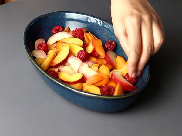 Salad buah: persik, aprikot, raspberry, dan banyak lagi! - Persiapan langkah 4