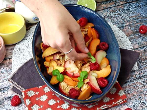 Salad buah: persik, aprikot, raspberry, dan banyak lagi! - Persiapan langkah 5