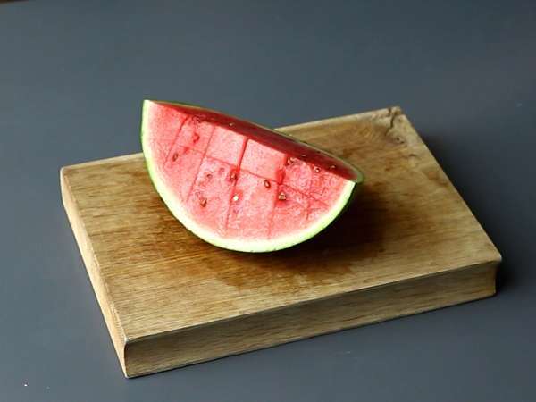 Salad buah merah: stroberi, raspberry, ceri, dan semangka, sempurna untuk musim panas! - Persiapan langkah 1