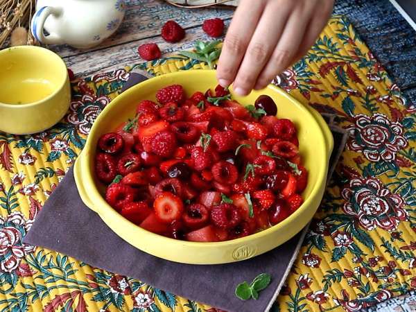 Salad buah merah: stroberi, raspberry, ceri, dan semangka, sempurna untuk musim panas! - Persiapan langkah 5