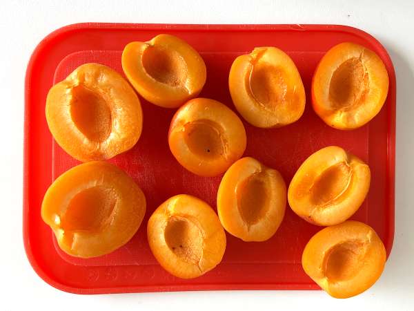 Aprikot panggang, roket dan salad burrata - Persiapan langkah 1