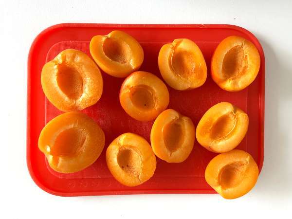 Aprikot panggang, roket, dan burrata di atas roti panggang - Persiapan langkah 1