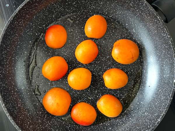 Aprikot panggang, roket, dan burrata di atas roti panggang - Persiapan langkah 2