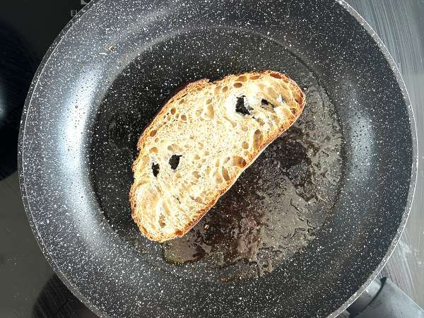 Aprikot panggang, roket, dan burrata di atas roti panggang - Persiapan langkah 4