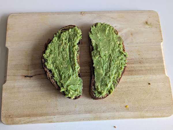 Roti bakar alpukat dengan mangga dan jeruk nipis: resep yang segar, cepat, dan lezat - Persiapan langkah 3