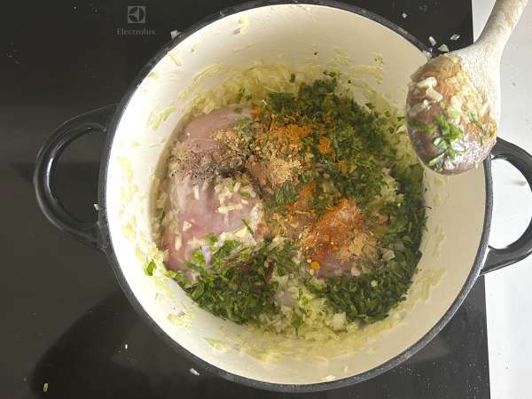 Kue tradisional Maroko dengan adonan batu bata, ayam, dan rempah-rempah - Persiapan langkah 3