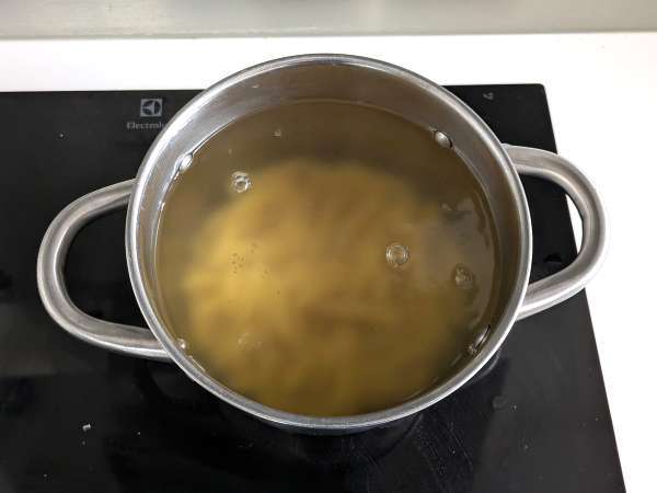 Pasta dingin dengan pesto roket, tomat ceri, dan mozzarella: resep musim panas yang segar dan cepat - Persiapan langkah 1