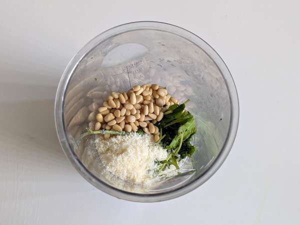 Pasta dingin dengan pesto roket, tomat ceri, dan mozzarella: resep musim panas yang segar dan cepat - Persiapan langkah 2