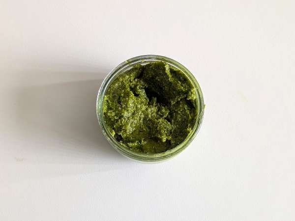 Pasta dingin dengan pesto roket, tomat ceri, dan mozzarella: resep musim panas yang segar dan cepat - Persiapan langkah 3