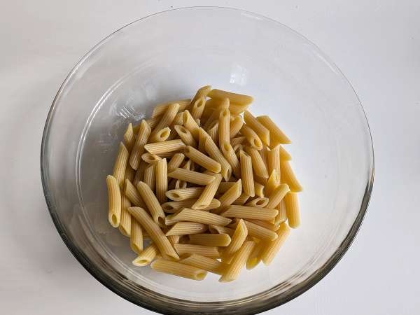 Pasta dingin dengan pesto roket, tomat ceri, dan mozzarella: resep musim panas yang segar dan cepat - Persiapan langkah 4