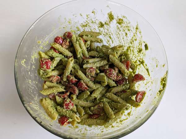 Pasta dingin dengan pesto roket, tomat ceri, dan mozzarella: resep musim panas yang segar dan cepat - Persiapan langkah 6