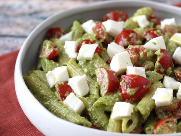 Pasta dingin dengan pesto roket, tomat ceri, dan mozzarella: resep musim panas yang segar dan cepat - Persiapan langkah 7