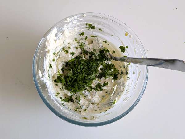 Tortelloni di bresaola yang diisi dengan roket dan keju ricotta: lezat dan siap dalam 10 menit! - Persiapan langkah 3