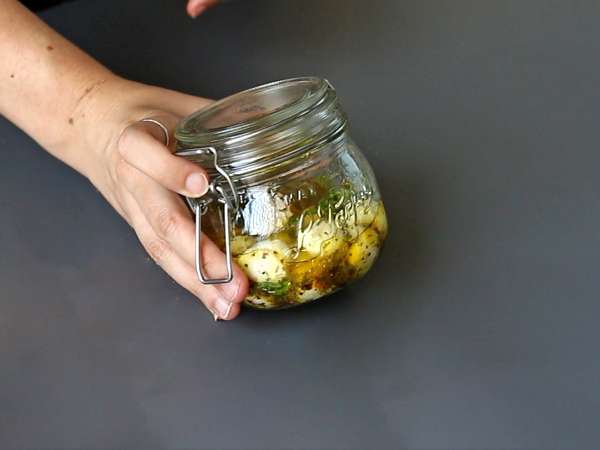 Bola-bola mozzarella yang diasinkan untuk minuman beralkohol atau salad! - Persiapan langkah 5