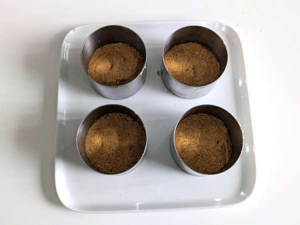 Kue keju gurih satu porsi dengan kemangi dan tomat ceri: ide lezat untuk prasmanan dan minuman beralkohol - Persiapan langkah 3