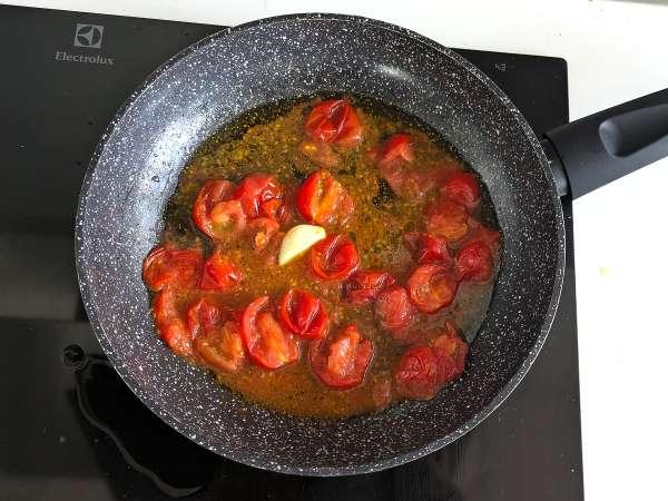 Kue keju gurih satu porsi dengan kemangi dan tomat ceri: ide lezat untuk prasmanan dan minuman beralkohol - Persiapan langkah 7