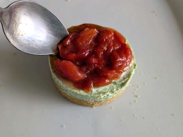 Kue keju gurih satu porsi dengan kemangi dan tomat ceri: ide lezat untuk prasmanan dan minuman beralkohol - Persiapan langkah 9