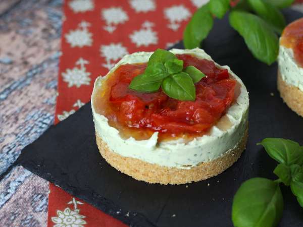 Kue keju gurih satu porsi dengan kemangi dan tomat ceri: ide lezat untuk prasmanan dan minuman beralkohol - Persiapan langkah 10