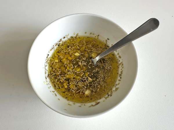 Feta panggang dengan tomat kering dan buah zaitun, gaya Mediterania - Persiapan langkah 1