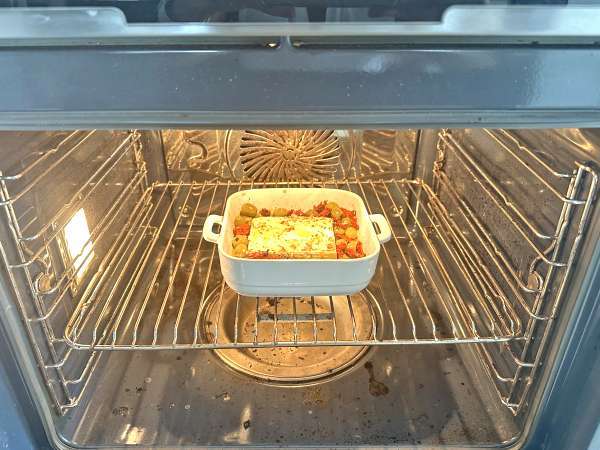 Feta panggang dengan tomat kering dan buah zaitun, gaya Mediterania - Persiapan langkah 4