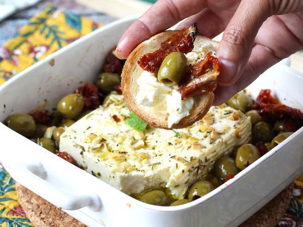 Feta panggang dengan tomat kering dan buah zaitun, gaya Mediterania - Persiapan langkah 5