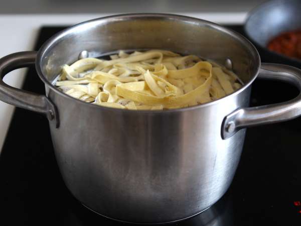 Pasta dengan saus bolognese - tagliatelle al ragù alla bolognese - Persiapan langkah 7