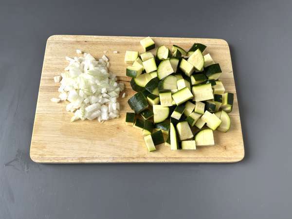 Krim cukini dengan apel hijau dan yoghurt siap dalam 30 menit - Persiapan langkah 1