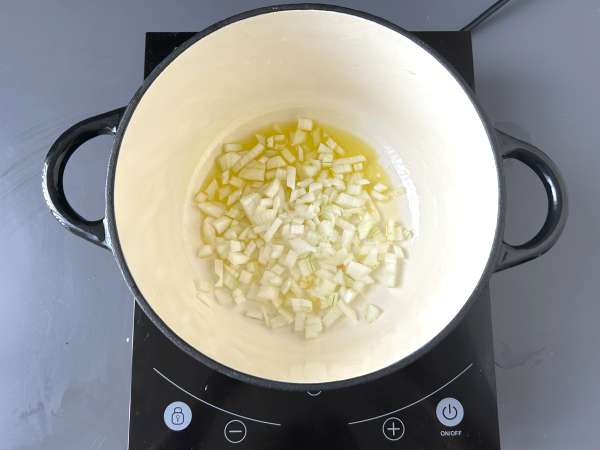 Krim cukini dengan apel hijau dan yoghurt siap dalam 30 menit - Persiapan langkah 2