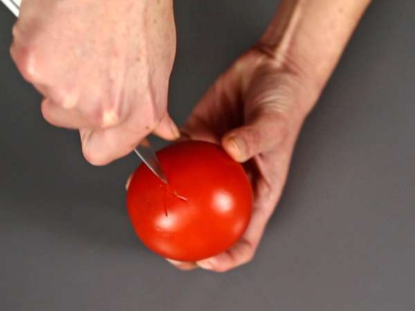 Saus tomat mentah dengan rasa yang lengkap, ideal untuk topping pizza atau pinsa. - Persiapan langkah 1