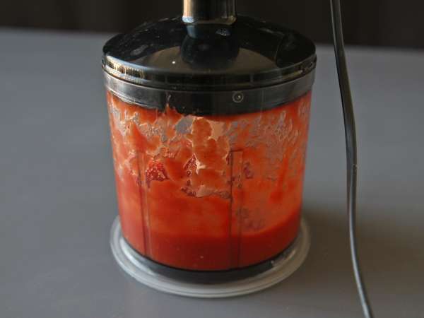 Saus tomat mentah dengan rasa yang lengkap, ideal untuk topping pizza atau pinsa. - Persiapan langkah 5