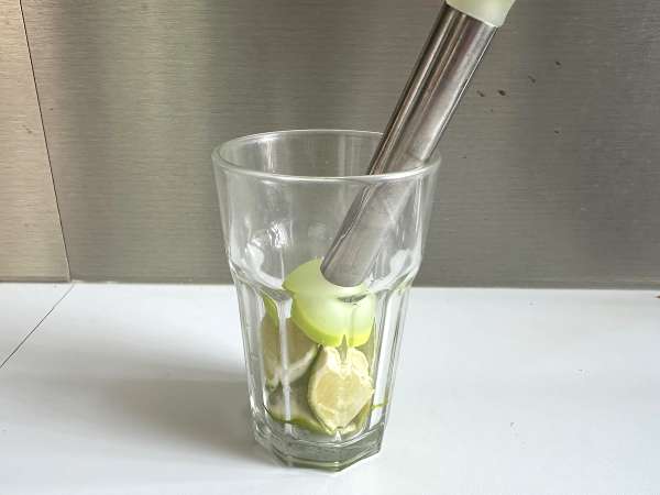 Lemon Caipirinha: minuman Brasil yang mudah dibuat tanpa pengocok koktail - Persiapan langkah 3