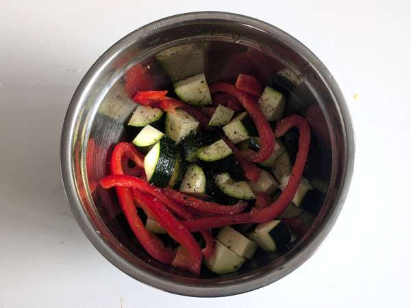 Ayam dengan paprika dan cukini dalam penggorengan udara: siap dalam 20 menit! - Persiapan langkah 2