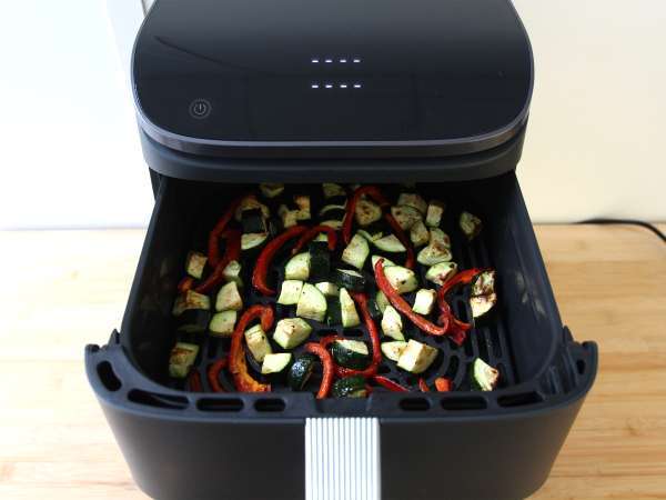 Ayam dengan paprika dan cukini dalam penggorengan udara: siap dalam 20 menit! - Persiapan langkah 4